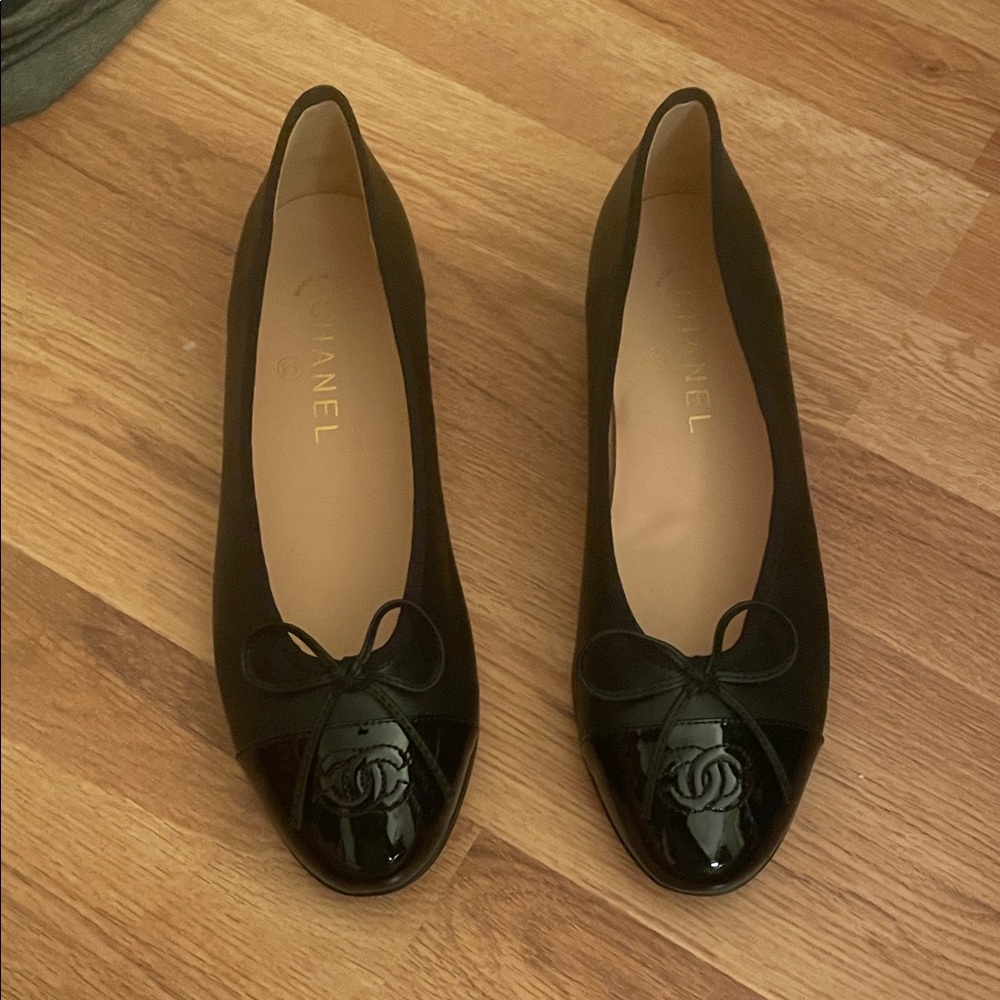 CHANEL Black Flats with Bow Detail